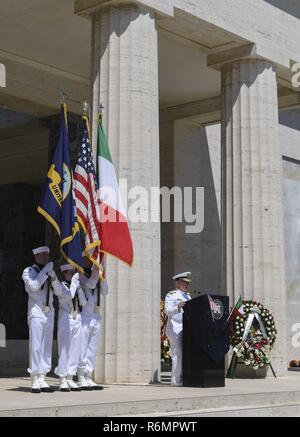 NETTUNO, Italie (28 mai 2017) Arrière Adm. Daryl Caudle, commandant adjoint des États-Unis, 6e Flotte, prononce une allocution lors d'une cérémonie au Jour commémoratif de l'Sicily-Rome Cimetière Américain. Au cours de la cérémonie, les anciens combattants, les militaires, les étudiants et les familles se sont réunis pour honorer et rendre hommage à ceux qui ont donné leur vie au cours de la libération de l'Italie en 1943. Les Forces navales des États-Unis, dont le siège social est situé à Europe-afrique, Naples, Italie, supervise les opérations navales et mixte, souvent de concert avec ses alliés, le joint, et inter-organismes partenaires, pour permettre des relations durables et d'augmenter la vigilance et resilie Banque D'Images