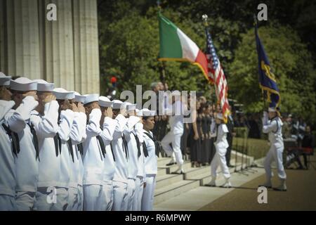 NETTUNO, Italie (28 mai 2017) défilé des marins les couleurs lors d'une cérémonie au Jour commémoratif de l'Sicily-Rome Cimetière Américain. Au cours de la cérémonie, les anciens combattants, les militaires, les étudiants et les familles se sont réunis pour honorer et rendre hommage à ceux qui ont donné leur vie au cours de la libération de l'Italie en 1943. Les Forces navales des États-Unis, dont le siège social est situé à Europe-afrique, Naples, Italie, supervise les opérations navales et mixte, souvent de concert avec ses alliés, le joint, et inter-organismes partenaires, pour permettre des relations durables et d'augmenter la vigilance et la résistance à l'Europe et l'Afrique. Banque D'Images