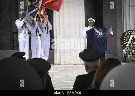 NETTUNO, Italie (28 mai 2017) Arrière Adm. Daryl Caudle, commandant adjoint des États-Unis, 6e Flotte, prononce une allocution lors d'une cérémonie au Jour commémoratif de l'Sicily-Rome Cimetière Américain. Au cours de la cérémonie, les anciens combattants, les militaires, les étudiants et les familles se sont réunis pour honorer et rendre hommage à ceux qui ont donné leur vie au cours de la libération de l'Italie en 1943. Les Forces navales des États-Unis, dont le siège social est situé à Europe-afrique, Naples, Italie, supervise les opérations navales et mixte, souvent de concert avec ses alliés, le joint, et inter-organismes partenaires, pour permettre des relations durables et d'augmenter la vigilance et resilie Banque D'Images