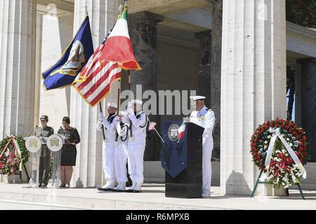 NETTUNO, Italie (28 mai 2017) Arrière Adm. Daryl Caudle, commandant adjoint des États-Unis, 6e Flotte, prononce une allocution lors d'une cérémonie au Jour commémoratif de l'Sicily-Rome Cimetière Américain. Au cours de la cérémonie, les anciens combattants, les militaires, les étudiants et les familles se sont réunis pour honorer et rendre hommage à ceux qui ont donné leur vie au cours de la libération de l'Italie en 1943. Les Forces navales des États-Unis, dont le siège social est situé à Europe-afrique, Naples, Italie, supervise les opérations navales et mixte, souvent de concert avec ses alliés, le joint, et inter-organismes partenaires, pour permettre des relations durables et d'augmenter la vigilance et resilie Banque D'Images
