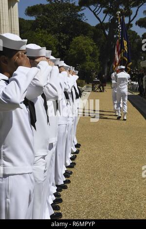 NETTUNO, Italie (28 mai 2017) défilé des marins les couleurs lors d'une cérémonie au Jour commémoratif de l'Sicily-Rome Cimetière Américain. Au cours de la cérémonie, les anciens combattants, les militaires, les étudiants et les familles se sont réunis pour honorer et rendre hommage à ceux qui ont donné leur vie au cours de la libération de l'Italie en 1943. Les Forces navales des États-Unis, dont le siège social est situé à Europe-afrique, Naples, Italie, supervise les opérations navales et mixte, souvent de concert avec ses alliés, le joint, et inter-organismes partenaires, pour permettre des relations durables et d'augmenter la vigilance et la résistance à l'Europe et l'Afrique. Banque D'Images