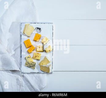 De petits morceaux de fromage brie, camembert, cheddar, roquefort Banque D'Images