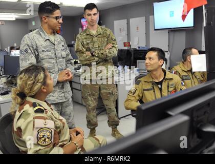 Les membres de l'armée de l'air française parlent avec des aviateurs dans le centre d'opérations aériennes combinées, le 27 mai 2017, à Al Udeid Air Base, au Qatar. Le CMOA est composé de membres de la coalition qui le quart-arrière des opérations aériennes dans 24 heures sur 24, la zone de responsabilité du Commandement central. Banque D'Images