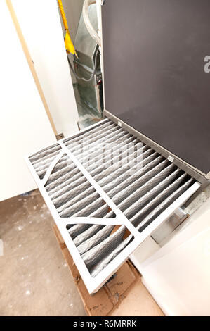 Du remplacement d'un filtre HVAC sales Banque D'Images