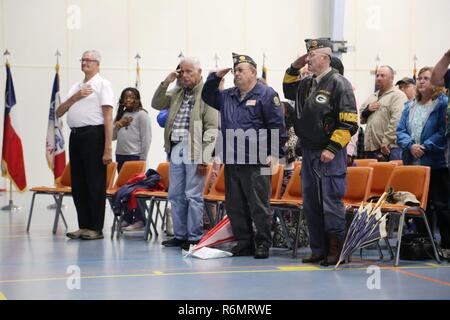 Les anciens combattants du Vietnam et leurs familles participent à la cérémonie d'anciens combattants du Vietnam Accueil Bienvenue le 20 mai 2017, à Fort McCoy, Wisconsin chaque ancien combattant a reçu une épinglette pour les anciens combattants du Vietnam pendant l'événement. La cérémonie a été l'un des nombreux qui ont lieu autour de l'Organisation des États qui reconnaît officiellement des anciens combattants qui ont servi entre le 1er mai 1955, et le 15 novembre 1975. La cérémonie a été également organisée à l'occasion de la Fort McCoy 2017 Portes ouvertes de la Journée des Forces armées. Banque D'Images