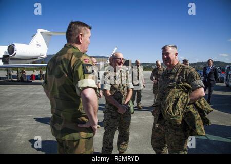 Le général Glenn M. Walters, Commandant adjoint de la Marine Corps, droite, rencontre le colonel Doug Bruun, commandant de l'élément de coordination Maritime Maritime avec l'Europe une force de rotation 17,1, centre, et le Colonel norvégien Håkon Warø, commandant de la garnison, Værnes après le débarquement en Norvège, le 29 mai, 2017. Walters et d'autres dignitaires ont visité la base norvégienne et rencontré Marines pour voir ce qu'est la vie pour la première force de rotation des États-unis déployée pour la Norvège depuis la Seconde Guerre mondiale. Banque D'Images