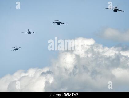 Quatre C-17 Globemaster III à partir de la 437e Airlift Wing et 315e Airlift Wing, l'appui d'une force de réaction mondiale à l'exercice Joint Base Charleston, S.C., le 25 mai. Vingt et un C-17 ont participé à l'exercice intégré grande formation à l'appui de l'armée américaine 82nd Airborne Division exercice commun de l'entrée forcée à Fort Bragg, Caroline du Nord, au cours de leur "AU American Week' célébration et 100e anniversaire. Banque D'Images