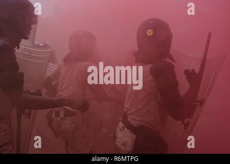 Les cadets de la Police nationale pour effectuer la formation à la base de la Gendarmerie nationale djiboutienne à Djibouti, Djibouti, le 22 mai 2017. Les cadets reçoivent une formation de la Carabinieri italiens sur la base d'un roulement afin de stimuler les capacités de défense somaliennes et contre les organisations extrémistes violents dans la Corne de l'Afrique. Banque D'Images