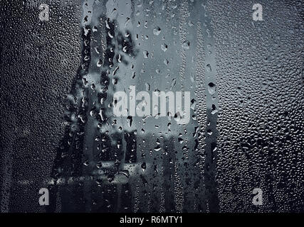 La condensation se forme sur une fenêtre sur une froide journée d'hiver, le 6 janvier 2017, dans la région de Coden, Alabama. Banque D'Images