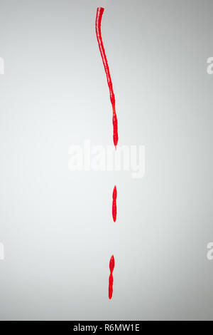 Le ketchup isolé sur fond gris Banque D'Images