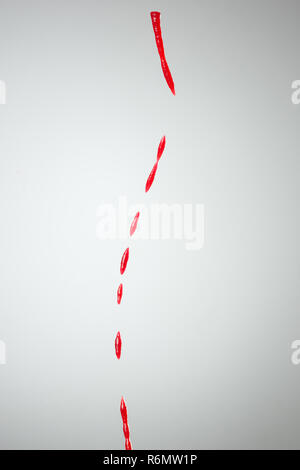 Le ketchup isolé sur fond gris Banque D'Images