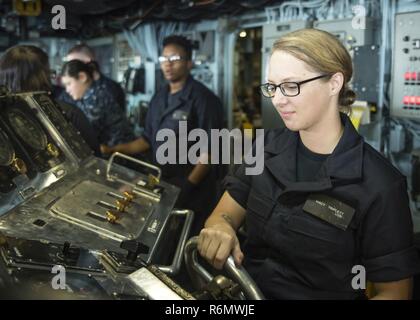 NORFOLK, Virginie (31 mai 2017), Triplett Macy matelot timonier simule surveiller dans le pont pendant une croisière à bord du navire d'assaut amphibie USS Wasp LHD (1). Une vitesse de croisière se compose d'essais de matériel, des simulations et des scénarios qui rafraîchir et de former des marins pour les périodes en cours. Le Wasp est actuellement l'objet d'une période de constitution de la disponibilité progressive prévue à BAE Systems Naval Shipyard tandis que les préparatifs de son prochain port d'attache passage à Sasebo, au Japon. Banque D'Images