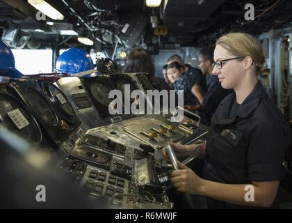 NORFOLK, Virginie (31 mai 2017), Triplett Macy matelot timonier simule surveiller dans le pont pendant une croisière à bord du navire d'assaut amphibie USS Wasp LHD (1). Une vitesse de croisière se compose d'essais de matériel, des simulations et des scénarios qui rafraîchir et de former des marins pour les périodes en cours. Le Wasp est actuellement l'objet d'une période de constitution de la disponibilité progressive prévue à BAE Systems Naval Shipyard tandis que les préparatifs de son prochain port d'attache passage à Sasebo, au Japon. Banque D'Images