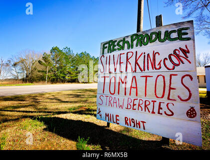 Un panneau en bois annonce Silver King maïs, tomates, fraises, et d'autres produits en vente, le 6 mars 2016, à Robertsdale, Alabama. Banque D'Images