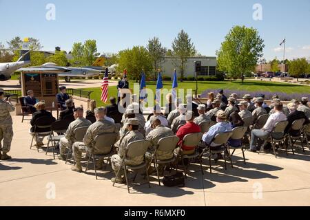 La base aérienne Peterson, Colorado - Membres de l'équipe de Pete assister à la 21e Escadre l'espace événement commémoratif du 25e anniversaire au Peterson Air and Space Museum, le 25 mai 2017, à la base aérienne Peterson, au Colorado l'événement a été l'un des célébrations pour le 21e anniversaire du SW. Le colonel Doug Schiess, 21e Escadre, l'espace et Jeff Greene, Colorado Springs Chef de cabinet du maire, a dévoilé la time capsule qui sera scellé après l'événement et ouverte sur le 50e anniversaire en 2042. Banque D'Images