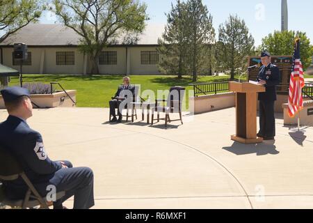 La base aérienne Peterson, Colorado - Le colonel Doug Schiess, 21e Escadre, l'espace prend la parole à l'occasion du 25e anniversaire 21e SW Activité commémorative au Peterson Air and Space Museum, le 25 mai 2017, à la base aérienne Peterson, au Colorado durant l'événement, Schiess et Jeff Greene, Colorado Springs Chef de cabinet du maire, a dévoilé la time capsule qui sera scellé après l'événement et ouverte sur le 50e anniversaire en 2042. Le 21e SW a été activé 15 mai 1992, sous l'Air Force Space Command. Banque D'Images