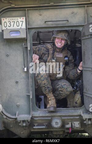 Lance le Cpl. Benjamin N. Schultz, Marine d'appui-feu Naval Air de la 3ème Compagnie de liaison au Quartier général de la Force, Groupe, Forces maritimes, sourit après avoir reçu une visite de l'un des 2 Royal Canadian Regiment's Light Armored Vehicles 26 mai 2017, lors de l'exercice de la résolution 17. L'exercice Maple Resolve est une semaine annuelle de 3 guerre simulée multi-national organisé par l'Armée canadienne au Centre canadien d'entraînement au Camp Wainwright, Alberta, Canada. Cette année, 3ème ANGLICO appuie l'exercice par l'intégration de deux équipes de contrôle de feu composé d'un comité mixte de la finale de l'attaque cont Banque D'Images