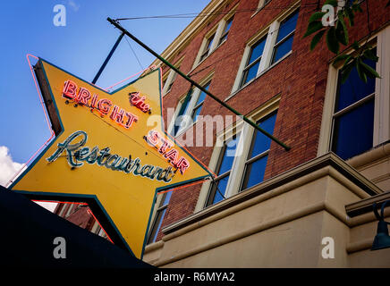 Un signe est suspendu à l'extérieur de l'étoile restaurant, le 12 juillet 2015, à Bessemer, Alabama. Bright Star est le plus vieux restaurant de l'Alabama. Banque D'Images