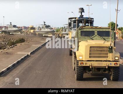 La ville de Djibouti, Djibouti (27 mai 2017) marins attachés à l'Escadron fluviales côtières (CRS) 1 au moyen d'un véhicule du convoi de camions de transport de remplacement à SeaArk bateaux de patrouille alors que l'avant-déployés aux États-Unis 6e zone d'opérations de la flotte, le 27 mai 2017. Le CRS-1 est l'avant-déployés et qui conduit l'ensemble des opérations navales et mixte, souvent de concert avec ses alliés, le joint, et inter-organismes partenaires, afin de faire progresser les intérêts nationaux américains et la sécurité et la stabilité en Europe et l'Afrique. Banque D'Images