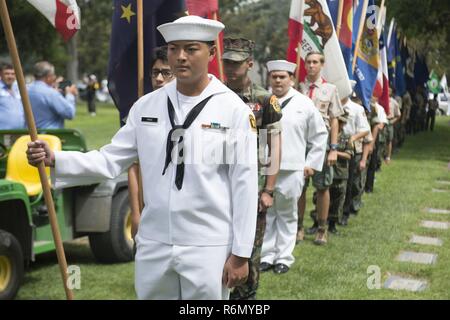 SANTA ANA, Californie (29 mai 2017) -- U.S. Navy League Sea Cadets, Marine Corps Air Station Tustin Jeunes Marines, et les Scouts présents drapeaux lors de la 25e Journée de commémoration annuelle de commémoration et de célébration à Fairhaven Memorial Park à Santa Ana, Californie, le 29 mai. Plus de 3 000 personnes ont assisté à l'événement pour rendre hommage aux soldats tués. Banque D'Images