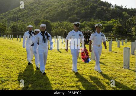 Base navale de la Baie de Guantanamo à Cuba (29 mai 2016) de la base navale de Guantanamo Bay Bureau du Commandant Le capitaine David Culpepper et Commande Master Chef Thomas Mace déposer une couronne au Cimetière Puits Cuzco au cours d'une cérémonie du Jour du Souvenir. Le capitaine Culpepper Culpepper a souligné le brave marines qui sont morts pendant la bataille de Cuzco et au cours de la guerre hispano-américaine. NSGB apporte son soutien à la Marine américaine et de navires de la Garde côtière américaine et les marines, partenaire dans le domaine d'exploitation des Caraïbes Banque D'Images