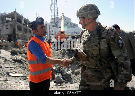 Kaboul, Afghanistan (31 mai 2017) - Le Général John Nicholson, commandant de l'appui résolu, serre la main de l'un des premiers intervenants de l'attaque meurtrière qui a eu lieu ici aujourd'hui. Un véhicule engin explosif a explosé près de Zambaq place devant l Zone verte, près de la voie diplomatique et les installations du gouvernement. Banque D'Images