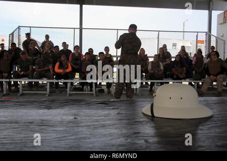 Lance le Cpl. Steven Hubert donne à un groupe de conjoints une classe sur le pistolet M9 au cours d'une journée à l'escadron Jane Wayne Marine Corps Air Station Cherry Point, N.C., 19 mai 2017. Jane Wayne ces jours-ci ont lieu dans tout le Corps des Marines pour construire la cohésion de l'unité, et les membres de la famille fournissent l'occasion de découvrir ce que leur faire Marine de jour en jour. Ces événements comprennent un large éventail d'exercices de formation tels que le test d'aptitude de combat, armes, gamme de qualification Marine Corps Programme d'arts martiaux, et plus encore. Hubert est un entraîneur de tir affectés au siège et de l'Escadron, MCAS Banque D'Images