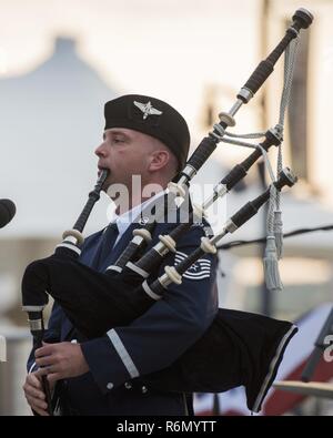 Tech. Le Sgt. Tianello Adam, U.S. Air Force Band's Celtic Aire ensemble de cornemuse, cornemuse joue un pendant un week-end de Memorial Day concert au National Harbor à Fort Washington, Maryland, le 27 mai 2017. Les membres de l'auditoire a eu l'occasion de chanter pour la musique traditionnelle et folklorique, tout en regardant la seule cornemuse effectuer. Banque D'Images