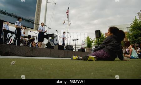 Les membres de l'auditoire regarder la U.S. Air Force Band's Celtic Aire effectuer ensemble lors d'un week-end de Memorial Day concert au National Harbor à Fort Washington, Maryland, le 27 mai 2017. Aire celtique a pour mission d'honorer ceux qui ont servi et d'inspirer le patriotisme. Banque D'Images