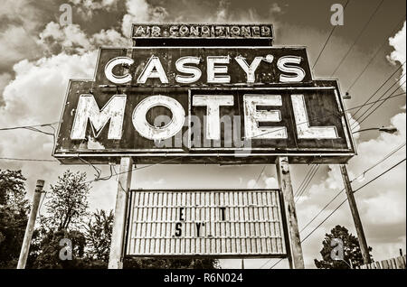 Un signe de rouille annonce Casey's Motel sur Elvis Presley Boulevard, 3 septembre 2015, à Memphis, Tennessee. Banque D'Images