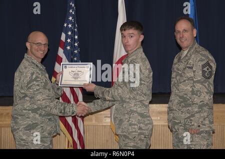 Un aviateur reçoit son certificat de promotion à Misawa Air Base, Japon, le 31 mai 2017. Promotion des cérémonies sont organisées comme une reconnaissance formelle pour atteindre le niveau suivant des aviateurs de rang dans leur carrière militaire. Banque D'Images