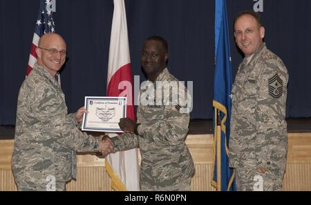 Un aviateur reçoit son certificat de promotion à Misawa Air Base, Japon, le 31 mai 2017. Promotion des cérémonies sont organisées comme une reconnaissance formelle pour atteindre le niveau suivant des aviateurs de rang dans leur carrière militaire. Banque D'Images