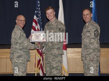 Un aviateur reçoit son certificat de promotion à Misawa Air Base, Japon, le 31 mai 2017. Promotion des cérémonies sont organisées comme une reconnaissance formelle pour atteindre le niveau suivant des aviateurs de rang dans leur carrière militaire. Banque D'Images