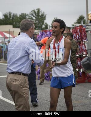 Rob Wittman, représentant des États-Unis pour Virginia's 1st Congressional district, serre la main avec Yonel Admasu, le module de finition pour les hommes haut Semper 5ive au cours de la 10e demi-historique du Corps des Marines (MCHH) 13,1 milles à travers le centre-ville historique de Fredericksburg, en Virginie, le 21 mai 2017. L'MCHH attire plus de 8 000 participants et dispose le Corps des Marines Semper 5ive et le Diable Double Chien. Corps des Marines des États-Unis Banque D'Images