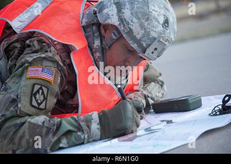 Le sergent de l'armée américaine. Brian D. Randall, affecté à la 7ème commande de signal (théâtre), signal de l'armée américaine de Fort Detrick - Activité, parcelles de points sur une carte pendant la course d'orientation de nuit en milieu urbain pour le réseau 2017 Enterprise Technology Command (NETCOM) Concours meilleur guerrier à Fort Huachuca, Az., 16 mai 2017. Le concours est rempli de divers événements et tâches visant à évaluer leurs connaissances, la force, et la discipline pour gagner le titre de meilleur guerrier NETCOM 2017. Banque D'Images