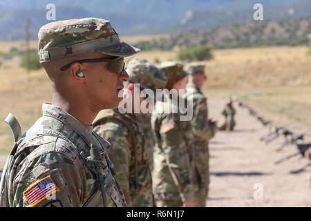 Le sergent de l'armée américaine. Brian Randall, affecté à la 77e la commande Signal (théâtre), États-Unis d'Amérique - l'activité du signal Fort Detrick, attend d'autres instructions à une gamme à Fort Huachuca, Az., 12 mai 2017. Randall a participé à la familiarisation des armes pour se préparer à l'entreprise Réseau Commande 2017 Technologie meilleur guerrier de la concurrence. Banque D'Images