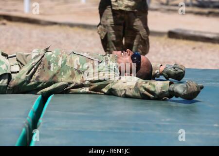 Le sergent de l'armée américaine. Brian Randall, affecté à la 7ème commande de signal (théâtre), signal de l'armée des États-Unis - Fort Detrick, Activité repose après avoir terminé un parcours à Fort Huachuca, Az., 15 mai 2017. Randall, un concurrent sur le réseau Enterprise Technology Command (NETCOM) Warrior la concurrence, cherche à gagner le titre de la sous-NETCOM 2017 Officier de l'année. Banque D'Images