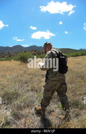 La CPS de l'armée américaine. Justin Carter, affecté à la 311e, 275e Commande Signal Signal Company, participe à la navigation terrestre au cours de l'événement 2017 (commande de l'entreprise Réseau NETCOM) Concours meilleur guerrier à Fort Huachuca, Az., 15 mai 2017. L'événement de navigation terrestre est l'un des nombreux événements destinés à contester la capacité des concurrents à naviguer efficacement terrain désertique. Banque D'Images