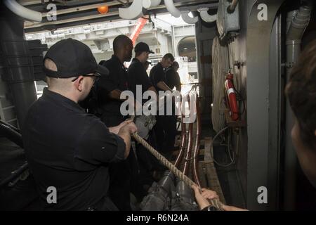 NORFOLK, Virginie (31 mai 2017) libération des marins une ligne d'alimentation à quai d'une station d'amarrage à bord du porte-avions USS Dwight D. Eisenhower (CVN 69) (Ike). Ike est en ce moment pier côté pendant la phase de maintien en puissance de la flotte (Plan d'intervention optimisés OFRP). Banque D'Images