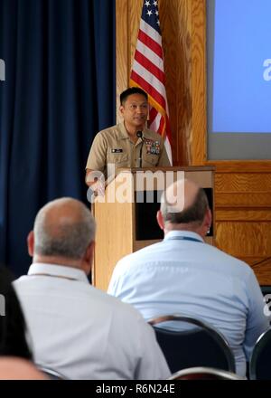 NORFOLK, Virginie (31 mai 2017)--Capt Leonard Remias, transport maritime militaire de l'Inspecteur général de la commande, l'adresse du bureau et les membres de l'équipe civile pendant la célébration spéciale tenue à bord Naval Station Norfolk à l'honneur la cuisine asiatique les insulaires du Pacifique, le 31 mai. Banque D'Images
