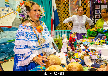 Une femme panaméenne vend des souvenirs à la 34e édition du Festival International de téléphonie mobile, le 17 novembre 2018, à Mobile, Alabama. Le festival a présenté des expositions Banque D'Images