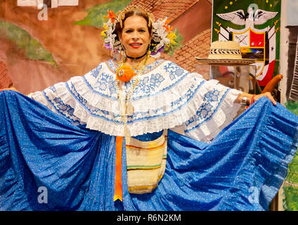 Une femme panaméenne montre son costume à la 34e édition du Festival International de téléphonie mobile, le 17 novembre 2018, à Mobile, Alabama. Banque D'Images