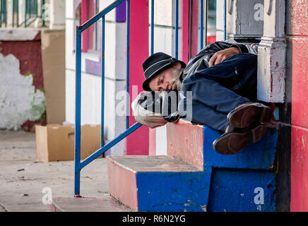 Un sans-abri dort sur un Quartier Français porte le 15 novembre 2015, à la Nouvelle Orléans, Louisiane. (Photo de Carmen/Cloudybright) Sisson K. Banque D'Images