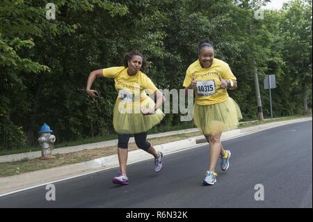 Natalie Jones, à gauche, et Marsha Harris, droite, posent pour une photo lors de la 10e demi-historique du Corps des Marines (MCHH), un 13,1 milles de la route du centre des expositions de Fredericksburg, en Virginie, le 21 mai 2017. L'MCHH attire plus de 8 000 participants et dispose le Corps des Marines Semper 5ive et le Diable Double Chien. Banque D'Images
