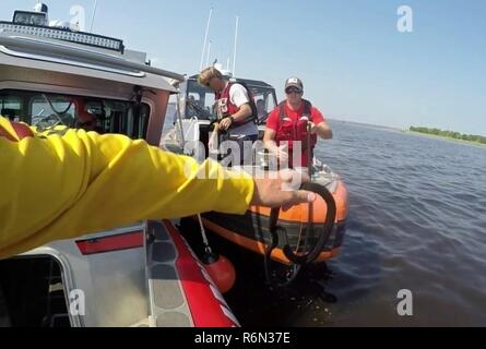 Le personnel du nouveau Hanovre et Brunswick Comté passer une ligne à partir d'un bateau de la Garde côtière des États-Unis à un autre bateau pendant la formation de remorquage 8 mai 2017, à Oak Island, Caroline du Nord. Gare l'île Oak menées National Association of State Boating Law Administrators (NASBLA) formation du 8 au 12 mai pour les nouveaux Hanovre et Brunswick Comté agences. Banque D'Images