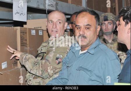 Kaboul, Afghanistan - l'armée américaine, le général L. Neil Thurgood (à gauche), Commandant général adjoint pour Combined Security Transition Command - Afghanistan s'informe sur le contenu de l'entrepôt national uniforme de contrôle au centre de logistique de Wardak, le 29 mai 2017. Banque D'Images