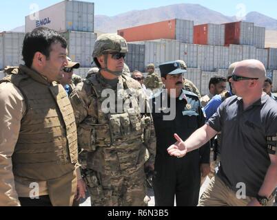 Kaboul, Afghanistan - Afghanistan's sous-ministre de l'intérieur pour soutenir, Min. Tahmasi (extrême gauche) et le général de l'ARMÉE AMÉRICAINE L. Neil Thurgood (centre gauche), général commandant adjoint pour Combined Security Transition Command - Afghanistan sont informés par l'entrepreneur de l'OTAN sur l'entretien du véhicule les progrès accomplis au Centre Logistique National de Wardak, le 29 mai 2017. Banque D'Images