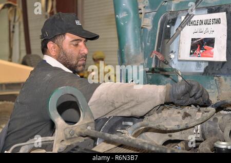 Kaboul, Afghanistan - un mécanicien d'entretien des véhicules effectue des Afghans au centre logistique national de Wardak, le 29 mai 2017. Banque D'Images