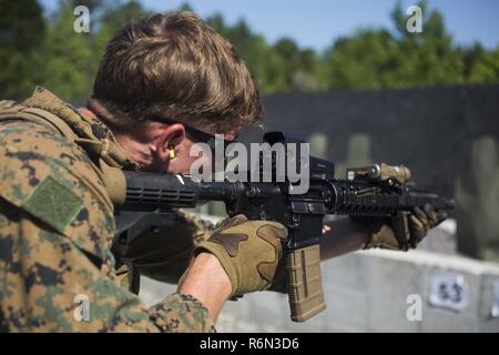 Corps des Marines des États-Unis Le Cpl. Shawn M. Leclair, un marine de reconnaissance maritime affecté à la Force de Raid (MDL), 26e Marine Expeditionary Unit (MEU), les feux d'un M4A1 Carbine rifle pendant près quart tactiques (CQT) Formation au Marine Corps Base Camp Lejeune, N.C., 17 mai 2017. Le CQT cours offre marines l'occasion d'améliorer leur adresse au tir de combat et de tactiques tout en maintenant l'état de préparation de l'unité et la préparation pour les opérations futures. Banque D'Images