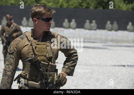 Corps des Marines des États-Unis Le Cpl. Shawn M. Leclair, un marine de reconnaissance maritime affecté à la Force de Raid (MDL), 26e Marine Expeditionary Unit (MEU), vers le haut de gamme pendant près quart tactiques (CQT) Formation au Marine Corps Base Camp Lejeune, N.C., 17 mai 2017. Le CQT cours offre marines l'occasion d'améliorer leur adresse au tir de combat et de tactiques tout en maintenant l'état de préparation de l'unité et la préparation pour les opérations futures. Banque D'Images